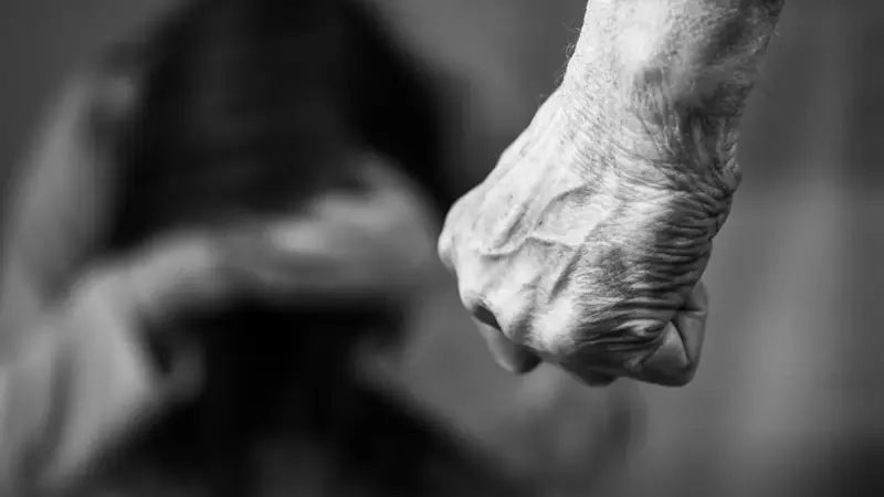 عريس مصري يثير جدلا بتعنيف زوجته خلال حفل زفافهما (فيديو)