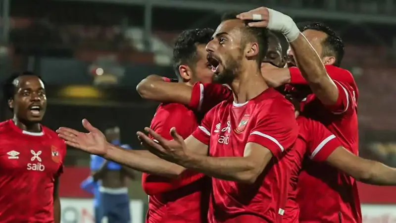 أول رد من نجم الأهلي المصري حول الانتقال إلى الزمالك (فيديو)