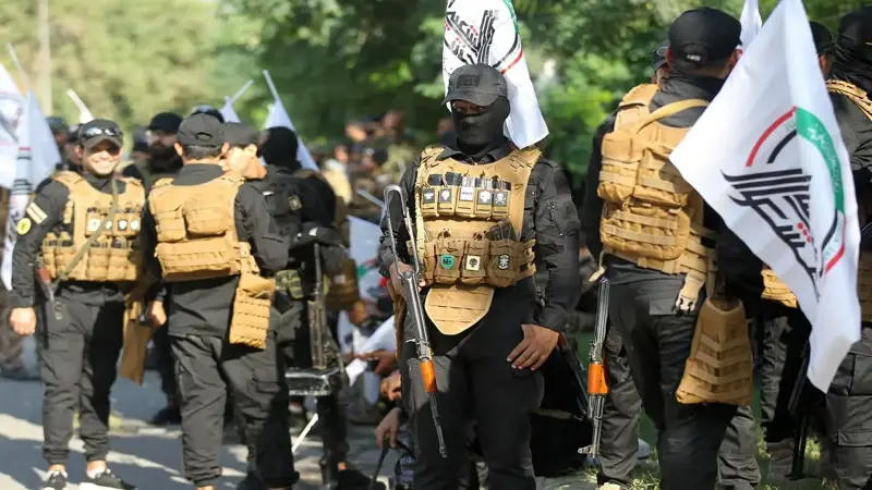 بغداد.. أنصار الحشد الشعبي يضرمون النار في مقر "الديمقراطي الكردستاني" احتجاجًا على تصريحات زيباري (فيديو)