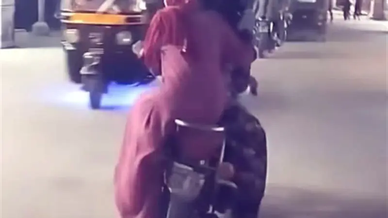 "دراجة نارية".. جديد "البلطجة النسائية" في شوارع مصر (فيديو)
