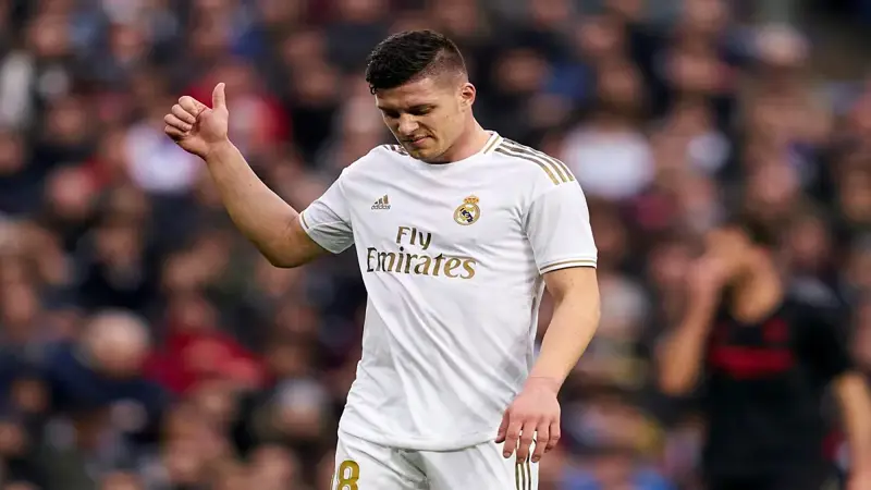 كيف يستفيد لوكا يوفيتش من تعثر مفاوضات ريال مدريد وهالاند؟
