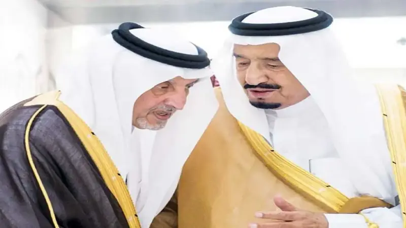 "هات يمناك".. هدية الأمير خالد الفيصل للعاهل السعودي (فيديو)