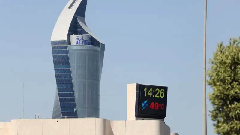 الكويت.. استخدام خراطيم الإطفاء لتبريد الطرق مع تسجيل درجات حرارة قياسية‎