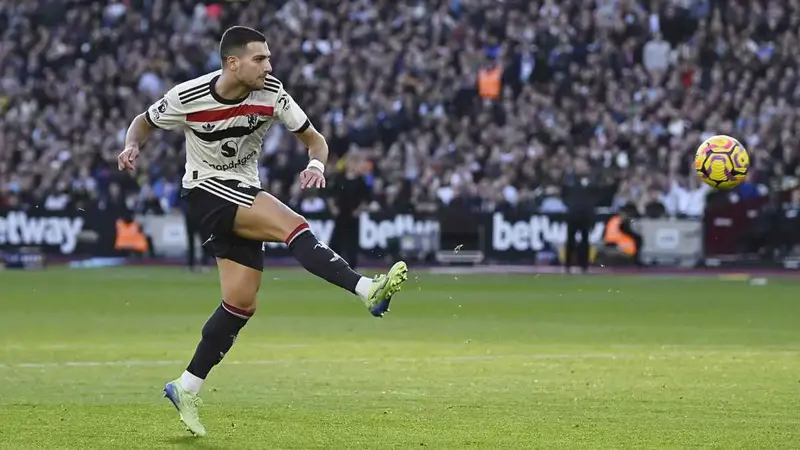 المرمى من دون حارس.. لاعب مانشستر يونايتد يهدر أسهل فرصة للتسجيل (فيديو)