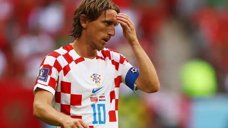 لوكا مودريتش يطيح برقم أسطورة ريال مدريد ويهدّد ميسي