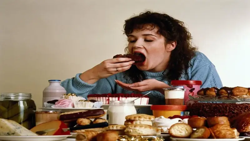 تعرف على 5 مشروبات تسهل عملية الهضم بعد الإفراط في تناول الطعام