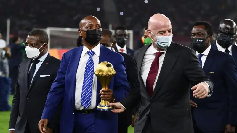 موتسيبي رئيس الكاف يتعهد بإصلاح التحكيم الأفريقي