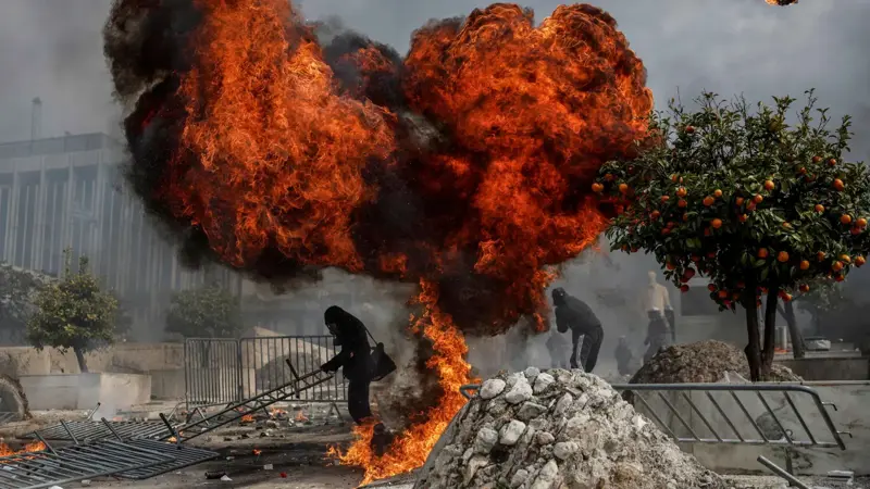 اليونان.. تصاعد الاحتجاجات على خلفية أسوأ كارثة سكك حديدية (فيديو)
