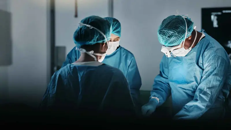 عُمان.. عملية جراحية دقيقة في الدماغ على مريض يقظ بالكامل