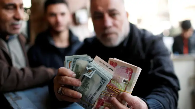  "المركزي" يكشف سبب منع بنوك عراقية من التعامل بالدولار