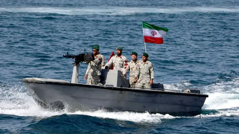 إيران تكشف تفاصيل الاستيلاء على زورقين أمريكيين في خليج عدن