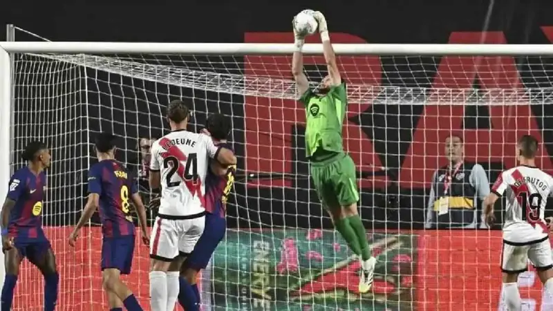 رغم التعادل.. جماهير برشلونة تحتفل بـ"المنقذ الجديد"