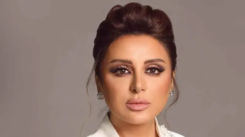 قبلة عبدالمجيد عبدالله لأنغام تثير ردود فعل واسعة (فيديو)