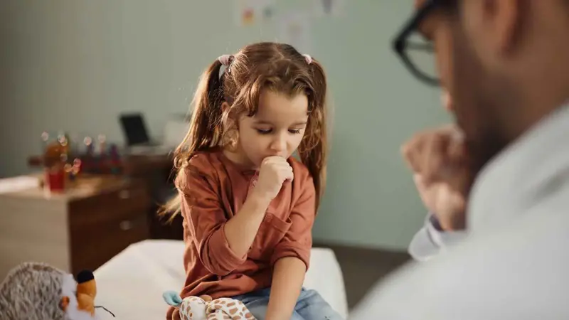 سعال الأطفال في الصيف.. تحذيرات ونصائح طبية