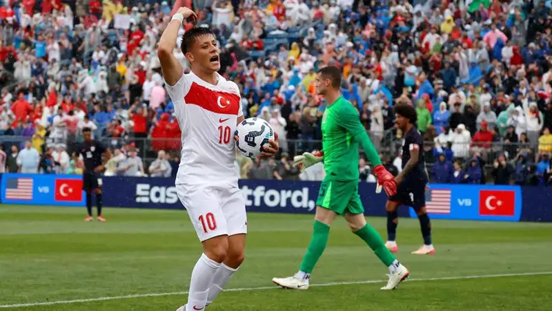 شرطي أمريكي يفاجئ أردا غولر (فيديو)
