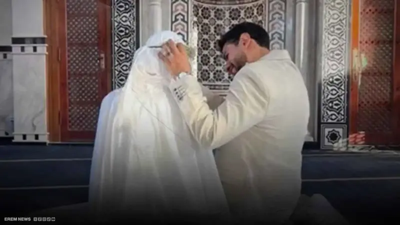 هل تحوّلت المساجد إلى صالات أفراح؟ صور لعروسين تثير الجدل