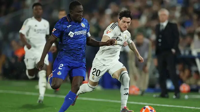 المدرب "المنتظر" لريال مدريد يظهر في مباراة خيتافي (صورة)