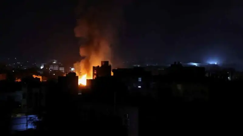 "التلغراف": قادة حوثيون كانوا في محطة الكهرباء عند استهدافها