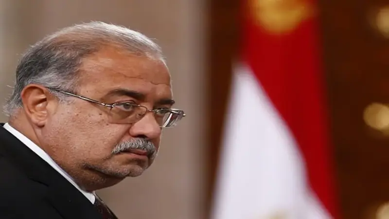 مصر.. أجهزة سيادية تحذر إسماعيل من غضب الشباب لتخلصه من رجال محلب