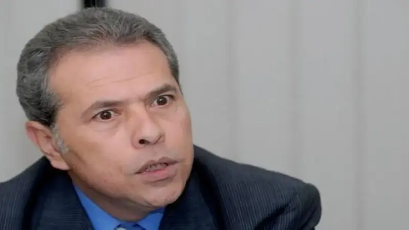 توفيق عكاشة ينفعل على أحد مساعديه على الهواء 