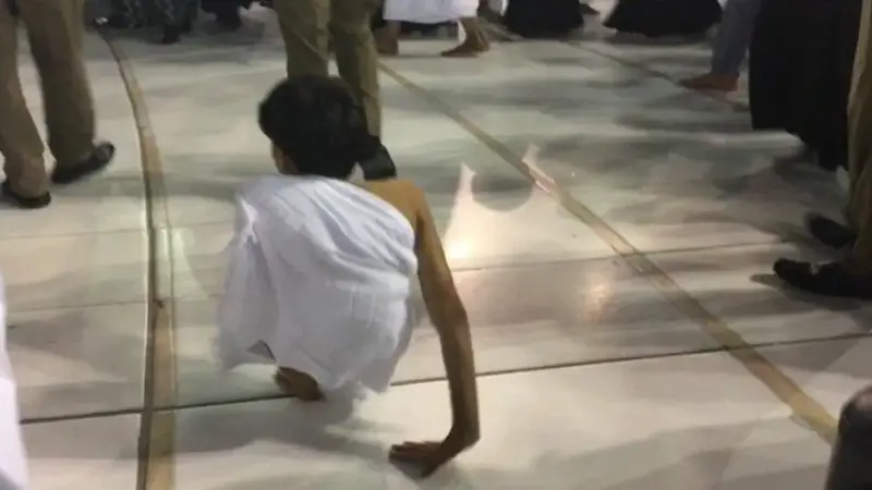 بالصور والفيديو.. شاب قطري يطوف حول الكعبة على يديه