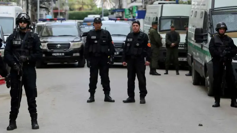 أُضرم النار بمعلم.. مظاهرات طلابية في الجزائر تتحول إلى العنف