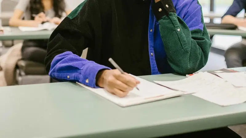 ولي أمر يضرب معلمًا منع ابنه من الغش
