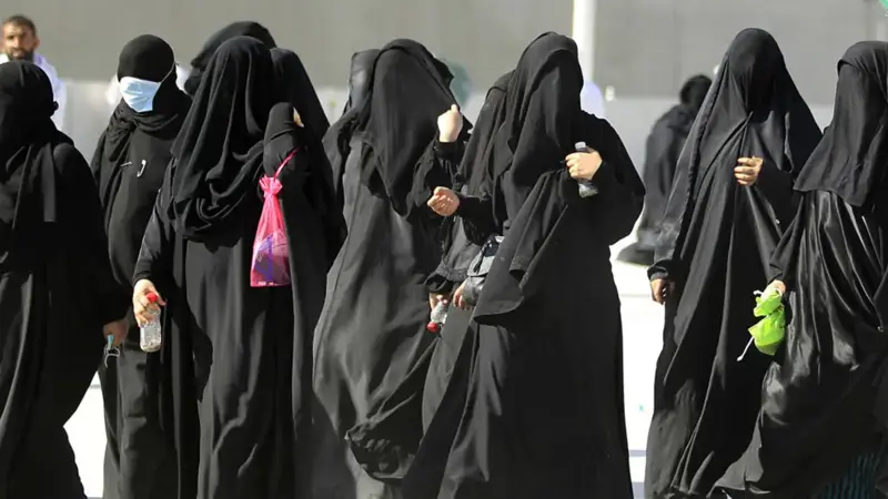 فتوى لعضو بهيئة كبار العلماء حول "العباءة" تثير الجدل في السعودية