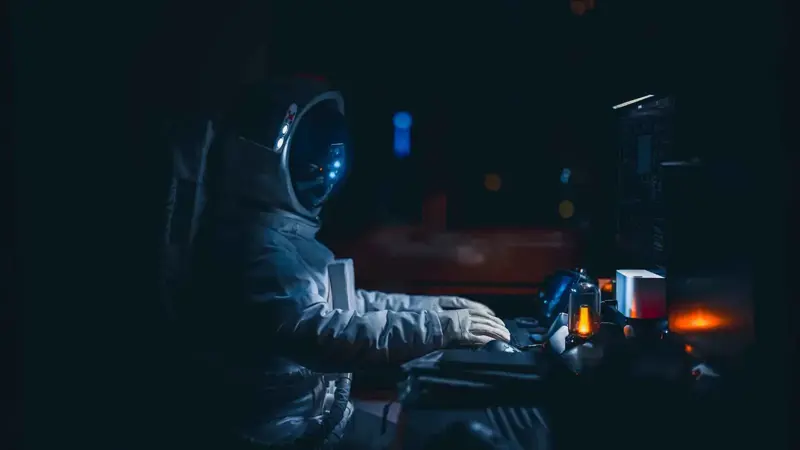 رائد فضاء مزيف يسرق قلب ثمانينية يابانية و"مدّخراتها"
