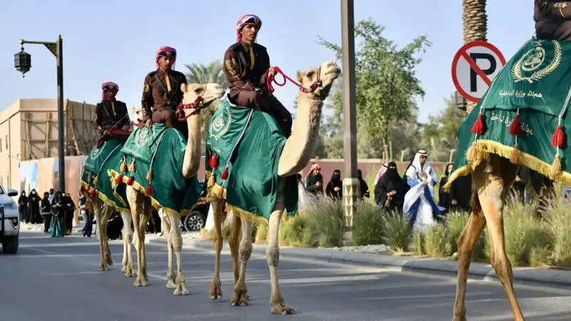 أول شابة سعودية تعمل في دورية هجانة تخطف الأنظار (فيديو)