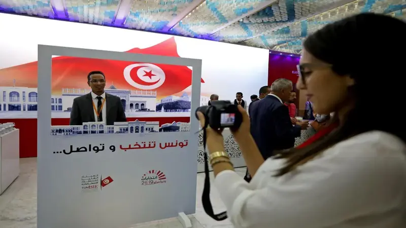 التونسيون يبدأون التصويت لانتخاب رئيس جديد للبلاد (صور)