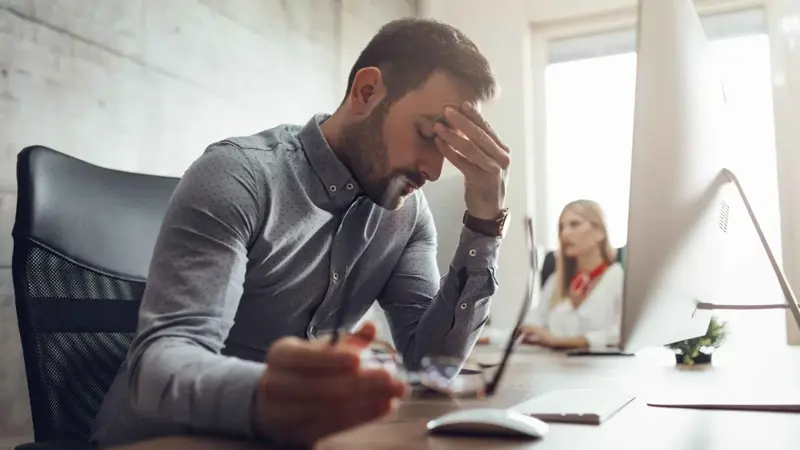 "الثمن باهظ".. العمل لأكثر من 52 ساعة أسبوعياً يُضخّم دماغك بنسبة 19٪