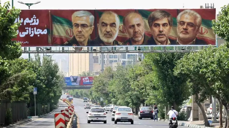 إيران تشيع  قادة عسكريين وعلماء نوويين قتلوا في الحرب