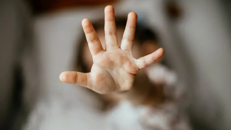 أم تطارد ابنتها بسكين وتثير الرعب في أضنة التركية (فيديو)