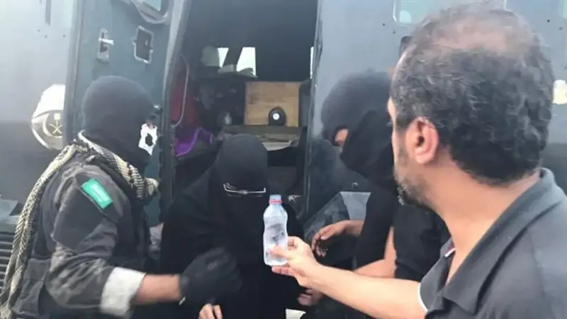 أهالي بلدة "العوامية" السعودية يبدأون العودة إلى منازلهم بعد انتهاء الحملة الأمنية