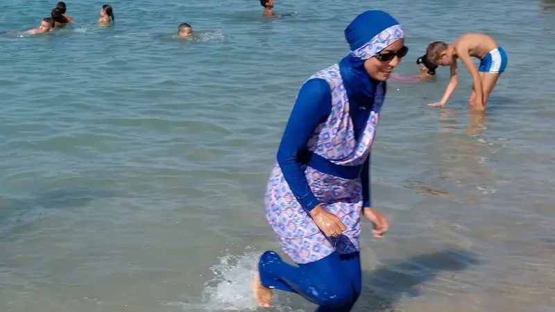 غرونوبل الفرنسية تحيل قرار السماح بارتداء البوركيني للمحكمة العليا