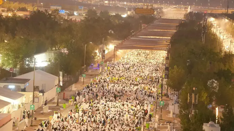 قرابة مليوني حاج ينفرون إلى مزدلفة بعد الوقوف على عرفات (فيديو)