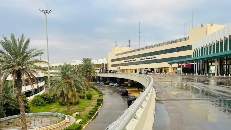 وسط مطالبات بالمحاسبة.. مطار بغداد يغرق بالأمطار (فيديو)