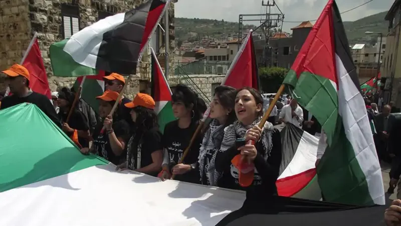 نتنياهو ووزراؤه يستغلون رفع الأعلام الفلسطينية في تل أبيب لتبرير فرض "القومية اليهودية"