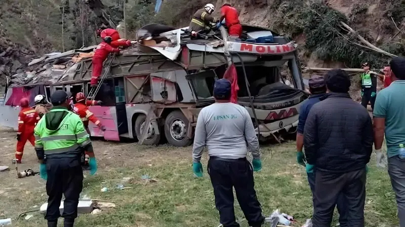 مصرع 15 شخصا جرّاء انقلاب حافلة في واد بجبال الأنديز
