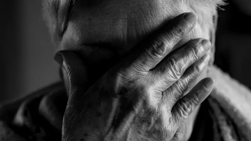 على فراش الموت.. ابنة تجبر والدتها على توقيع وصيتها (صور)