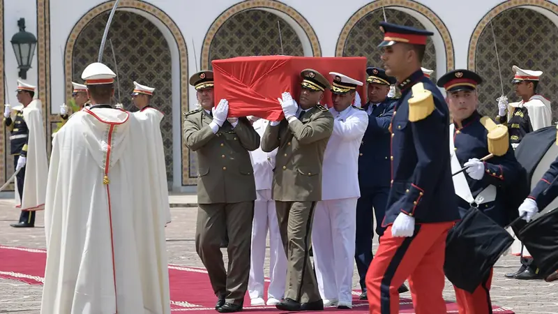 مشهد مؤثر للرئيس التونسي المؤقت وبعض الحاضرين خلال تأبين السبسي "فيديو"