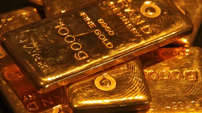 الذهب يهبط بعد تراجع ترامب عن تهديده بإقالة باول