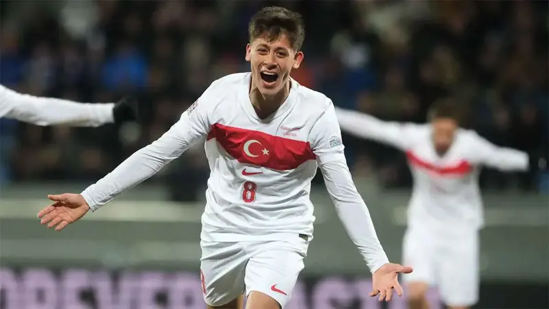 هدف "غريب" لأردا غولر في مباراة تركيا والولايات المتحدة (فيديو)