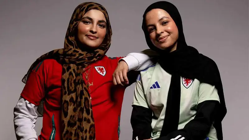 روشين وإليزا.. شقيقتان تدخلان التاريخ كأول حكمتين محجّبتين في ويلز