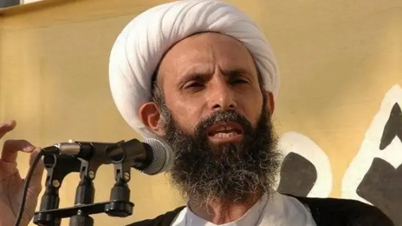 أحوازيّون يحرقون صورة لنمر النمر رفعتها السلطات الإيرانية في محافظتهم