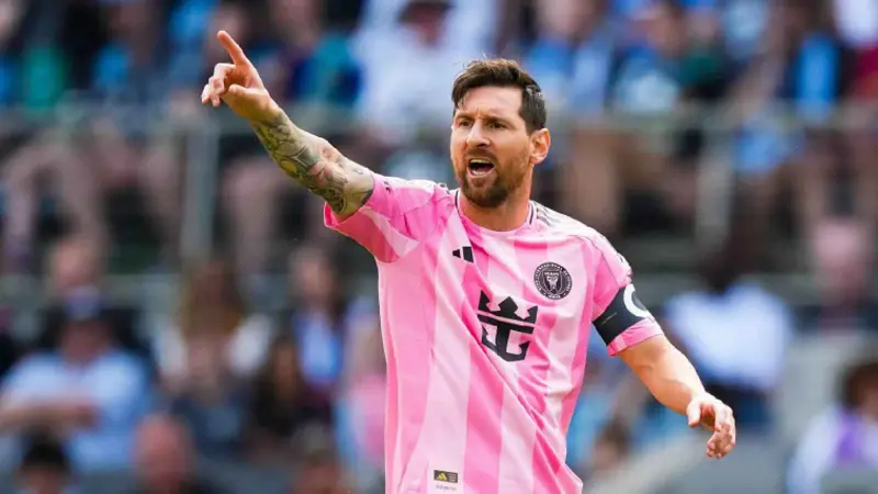 هل يكون ميسي بديلا لرياض محرز في الأهلي السعودي؟
