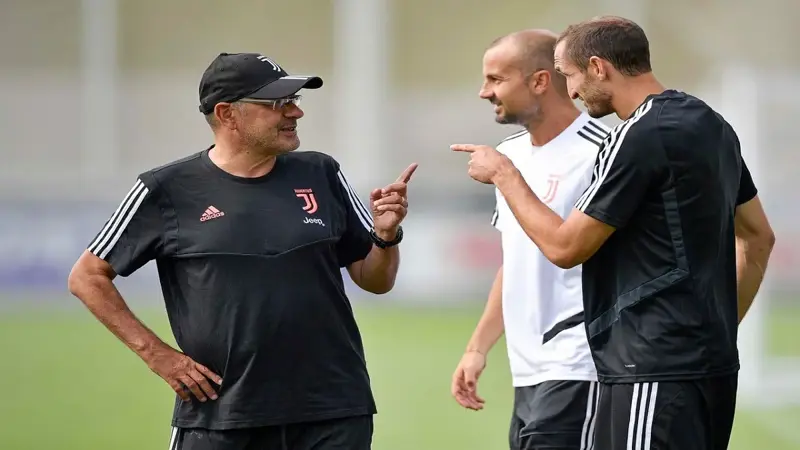 كيليني: لاعبو يوفنتوس يتجنبون الحديث مع ساري بعد الاستحمام