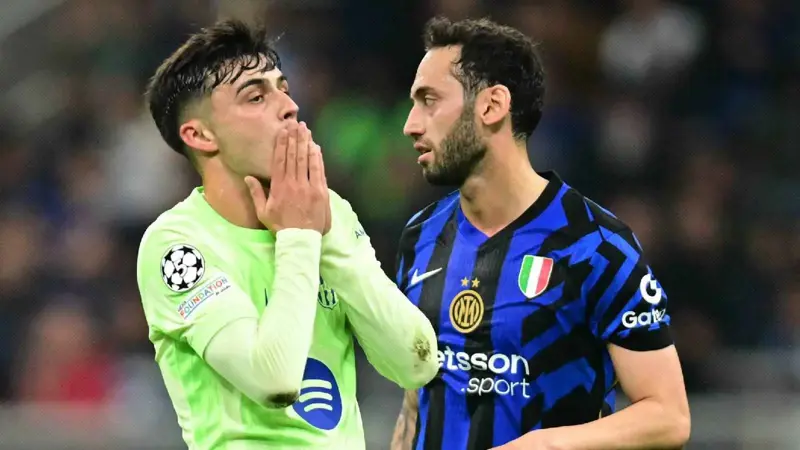 يجب التحقيق معه.. نجم برشلونة يشن هجوما ناريا على حكم مباراة إنتر