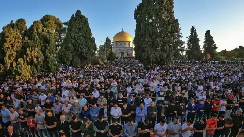 وسط إجراءات إسرائيلية خانقة.. الآلاف يؤدون صلاة عيد الفطر في المسجد الأقصى (صور وفيديو)